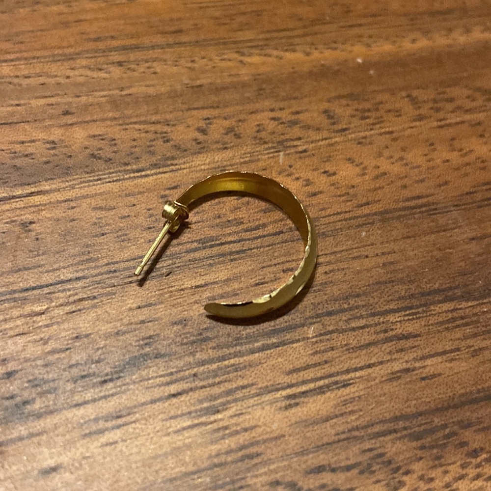 Delicate small gold hoop earrings - Picture 4 of 5